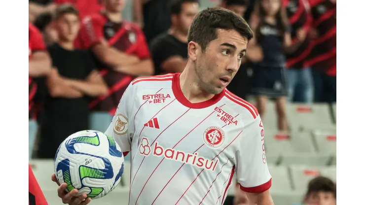 Carlos de Pena durante partida contra o Athletico-PR, jogador pode estar deixando o Internacional. Foto: Robson Mafra/AGIF