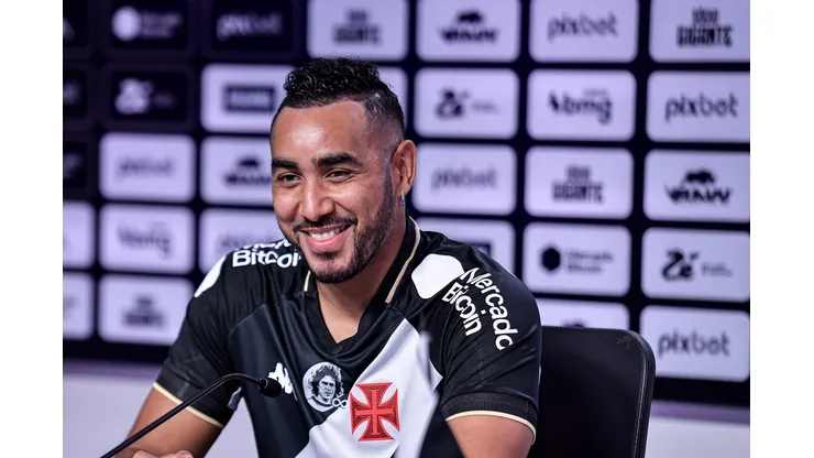 Dimitri Payet durante sua apresentação oficial pelo Vasco, jogador é a grande craque e a expectativa da torcida para o jogo contra a Portuguesa-RJ.