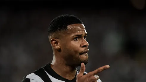 Atlético propõe troca entre Vargas e Júnior Santos.