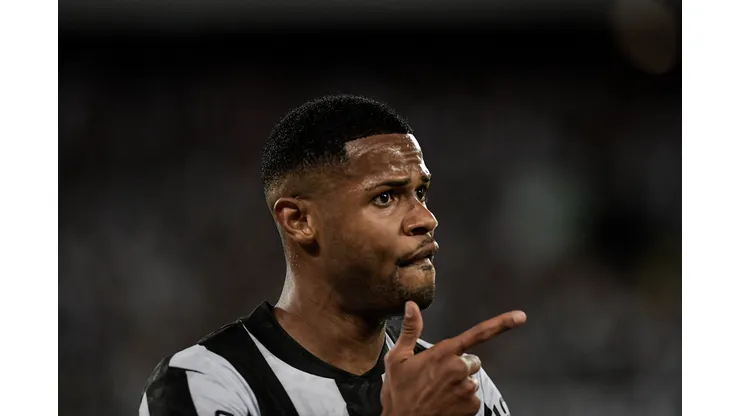 Atlético propõe troca entre Vargas e Júnior Santos.