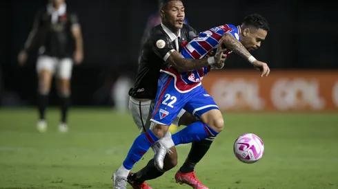 RJ – RIO DE JANEIRO – 18/10/2023 – BRASILEIRO A 2023, VASCO X FORTALEZA – Ze Gabriel jogador do Vasco disputa lance com Yago Pikachu jogador do Fortaleza durante partida no estadio Sao Januario pelo campeonato Brasileiro A 2023. Foto: Jorge Rodrigues/AGIF