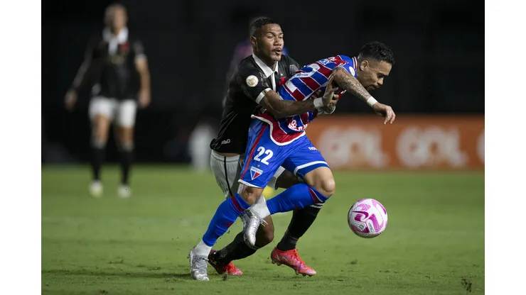 RJ - RIO DE JANEIRO - 18/10/2023 - BRASILEIRO A 2023, VASCO X FORTALEZA - Ze Gabriel jogador do Vasco disputa lance com Yago Pikachu jogador do Fortaleza durante partida no estadio Sao Januario pelo campeonato Brasileiro A 2023. Foto: Jorge Rodrigues/AGIF