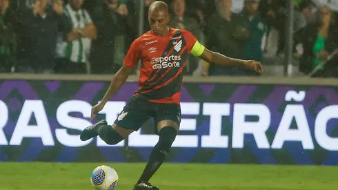 Fernandinho jogador do Athletico-PR durante partida contra o Juventude no estádio Alfredo Jaconi pelo campeonato Brasileiro A 2024. Foto: Luiz Erbes/AGIF