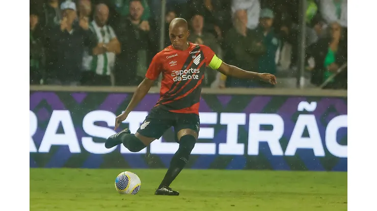 Fernandinho jogador do Athletico-PR durante partida contra o Juventude no estádio Alfredo Jaconi pelo campeonato Brasileiro A 2024. Foto: Luiz Erbes/AGIF