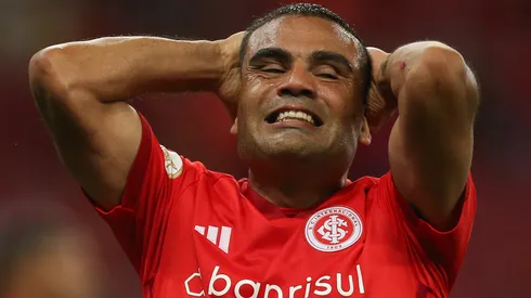 BA - PORTO ALEGRE - 01/11/2023 - BRASILEIRO A 2023, INTERNACIONAL X AMERICA-MG - Gabriel Mercado jogador do Internacional lamenta durante partida contra o America-MG no estadio Beira-Rio pelo campeonato Brasileiro A 2023. Foto: Giancarlo Santorum/AGIF