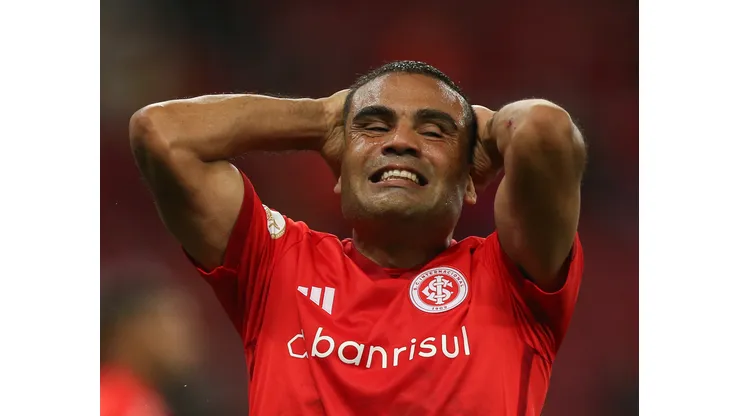 BA - PORTO ALEGRE - 01/11/2023 - BRASILEIRO A 2023, INTERNACIONAL X AMERICA-MG - Gabriel Mercado jogador do Internacional lamenta durante partida contra o America-MG no estadio Beira-Rio pelo campeonato Brasileiro A 2023. Foto: Giancarlo Santorum/AGIF