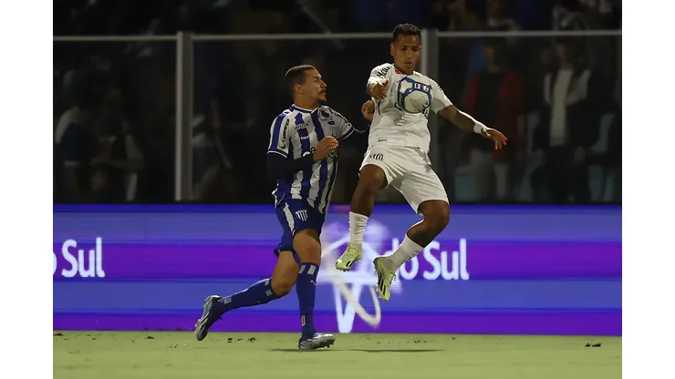 Mário jogador do Avaí disputa lance com Otero jogador do Santos durante partida no estádio Ressacada pelo campeonato Brasileiro B 2024. Foto: Beno Küster Nunes/AGIF