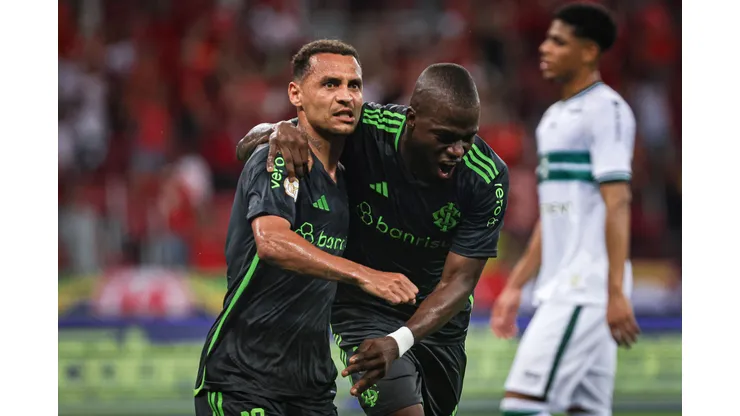 Alan Patrick jogador do Internacional comemora seu gol com Valencia jogador da sua equipe durante partida contra o Coritiba no estadio Beira-Rio pelo campeonato Brasileiro A 2023.