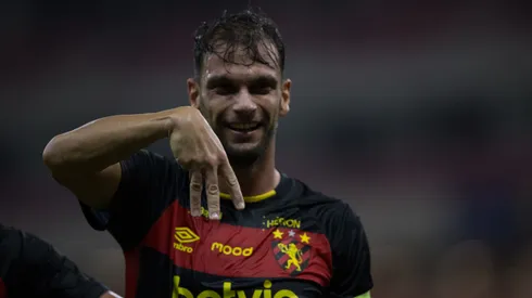 Rafael Thyere jogador do Sport comemora seu gol durante a partida contra o Vila Nova na Arena de Pernambuco, pelo campeonato brasileiro da Serie B, nesta sexta-feira (26). Marlon Costa/AGIF