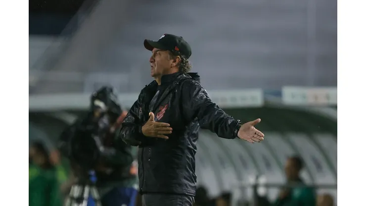 Cuca tecnico do Athletico-PR durante partida contra o Juventude no estadio Alfredo Jaconi pelo campeonato Brasileiro A 2024. Luiz Erbes/AGIF