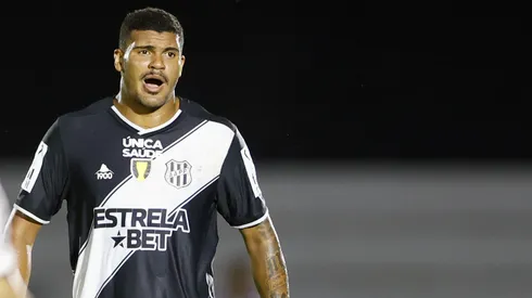 Jeh jogador do Ponte Preta comemora seu gol durante partida contra o Botafogo-SP no estadio Santa Cruz pelo campeonato Paulista 2024. Thiago Calil/AGIF