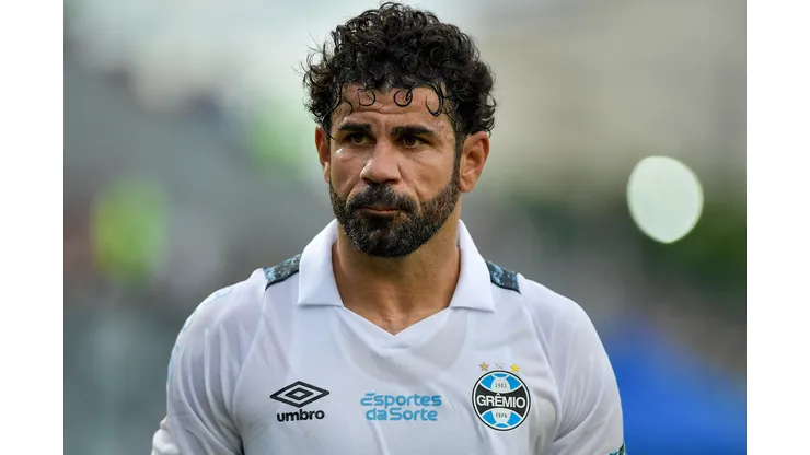 Diego Costa, atacante do Grêmio, durante confronto contra o Vasco no Campeonato Brasileiro de 2024.