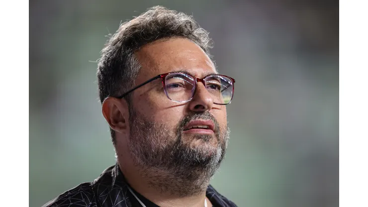 Alexandre Mattos durante sua passagem no Athletico-PR no confronto contra o Atlético-MG no Brasileirão de 2023.