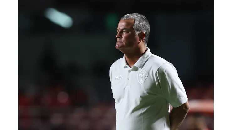 Mazola Júnior, técnico da Portuguesa na época, em confronto contra o São Paulo no Campeonato Paulista de 2023.
