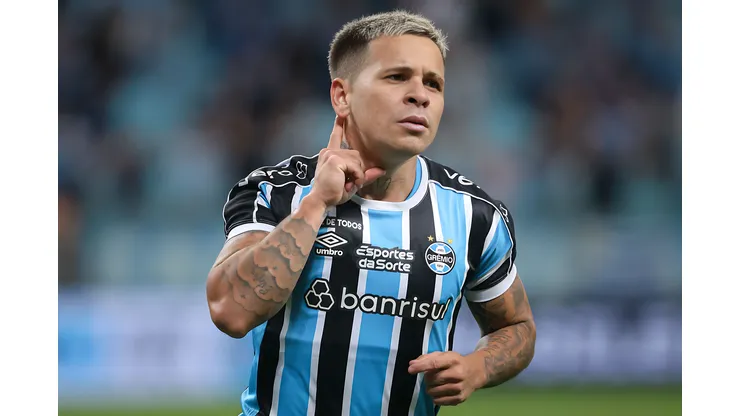 Yeferson Soteldo jogador do Grêmio comemora seu gol durante partida contra o Athletico-PR no estádio Arena do Grêmio pelo campeonato Brasileiro A 2024. Atacante foi criticado na web. Foto: Maxi Franzoi/AGIF