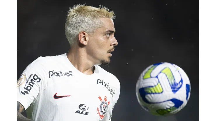 Fagner jogador do Corinthians durante partida contra o Vasco no estadio Sao Januario pelo campeonato Brasileiro A 2023. Lateral vai ficar livre no mercado. Foto: Jorge Rodrigues/AGIF
