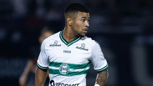 Lucas Ronier jogador do Coritiba durante partida contra o Bragantino no estádio Nabi Abi Chedid pelo campeonato Brasileiro A 2023. Foto: Fabio Moreira Pinto/AGIF