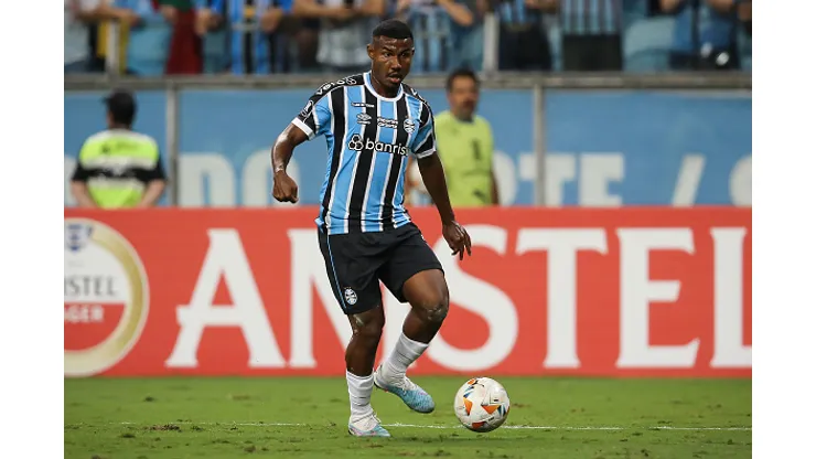 Cuiabano atuando no Grêmio em 2023, hoje é jogador do Botafogo