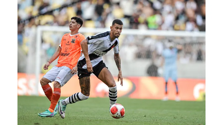 Joao Victor jogador do Vasco durante partida contra o Nova Iguacu no estadio Maracana pelo campeonato Carioca 2024. Zagueiro sofreu acidente, porém, está bem. Foto: Thiago Ribeiro/AGIF