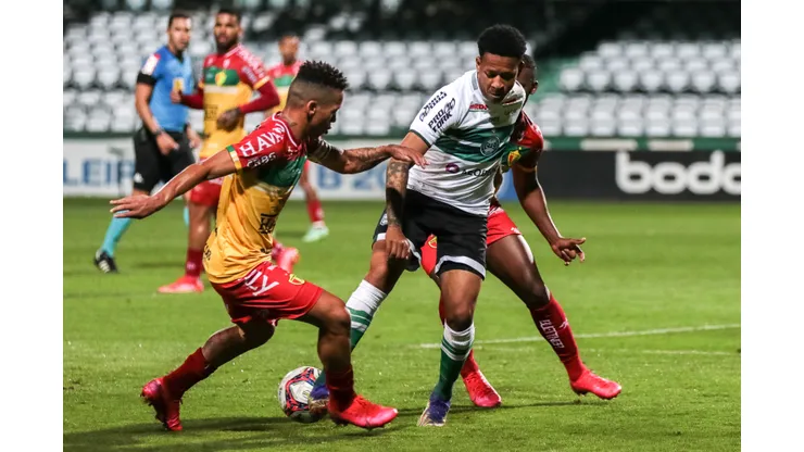 PR - Curitiba - 07/09/2021 - BRASILEIRO B 2021, CORITIBA X BRUSQUE - Gustavo Bochecha jogador do Coritiba disputa lance com Ze Mateus jogador do Brusque durante partida no estadio Couto Pereira pelo campeonato Brasileiro B 2021. Foto: Robson Mafra/AGIF