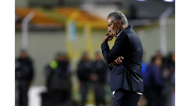 LA PAZ, BOLIVIA - APRIL 24: Head Coach of Flamengo Tite looks on during the Copa CONMEBOL Libertadores group E match between Bolivar and Flamengo at Hernando Siles Stadium on April 24, 2024 in La Paz, Bolivia. (Photo by Gaston Brito Miserocchi/Getty Images)