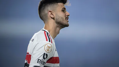 Lucas Beraldo jogador do Sao Paulo durante partida contra o Goias no estadio Serrinha pelo campeonato Brasileiro A 2023. Atleta está brilhando no PSG e declaração chegou ao Tricolor. Foto: Isabela Azine/AGIF