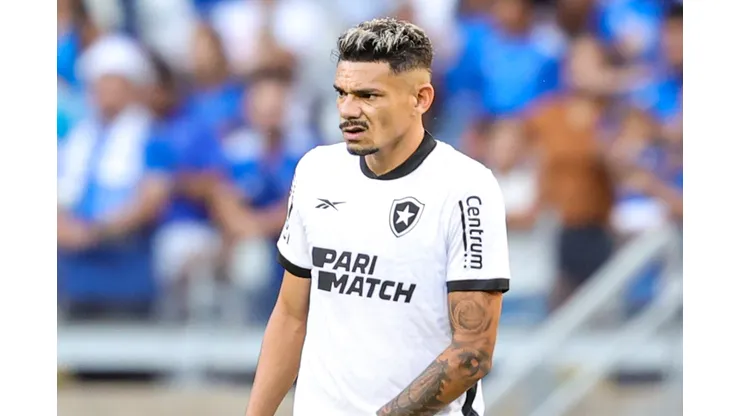 Tiquinho Soares durante confronto contra o Cruzeiro no Mineirão em partida válida pelo Campeonato Brasileiro de 2024.