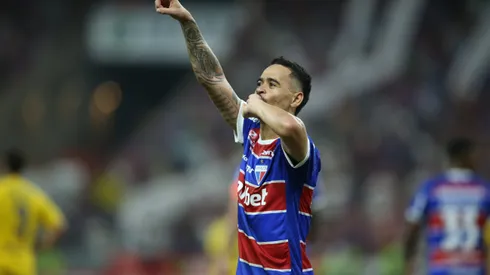 Yago Pikachu jogador do Fortaleza comemora seu gol durante partida contra o Boca Juniors pela Copa Sul-Americana 2024 no estadio Arena Castelao em Fortaleza (CE), nesta quinta-feira (25). Meia 'decidiu' o jogo contra os argentinos. Foto: Marlon Costa/AGIF