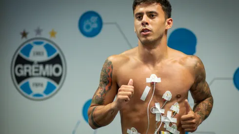 Meio campo Carballo chega ao Gremio para ser anunciado como reforo para a temporada 2023. Jogador está de volta aos jogos do Imortal. FOTO: LUCAS UEBEL/GREMIO FBPA