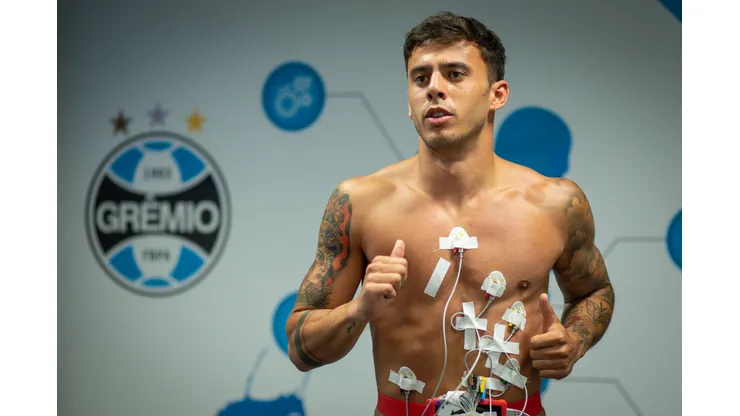 Meio campo Carballo chega ao Gremio para ser anunciado como reforo para a temporada 2023. Jogador está de volta aos jogos do Imortal. FOTO: LUCAS UEBEL/GREMIO FBPA