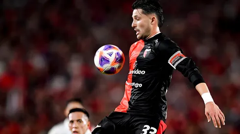 Facundo Garces of Colon control the ball during a match between River Plate and Colon as part of Liga Profesional Argentina 2023 at Estadio Mas Monumental Antonio Vespucio Liberti on July 5, 2023 in Buenos Aires, Argentina. Defensor foi cotado no Inter e decisão já veio à tona. (Photo by Marcelo Endelli/Getty Images)