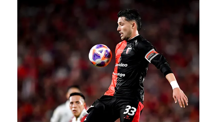 Facundo Garces of Colon control the ball during a match between River Plate and Colon as part of Liga Profesional Argentina 2023 at Estadio Mas Monumental Antonio Vespucio Liberti on July 5, 2023 in Buenos Aires, Argentina. Defensor foi cotado no Inter e decisão já veio à tona. (Photo by Marcelo Endelli/Getty Images)
