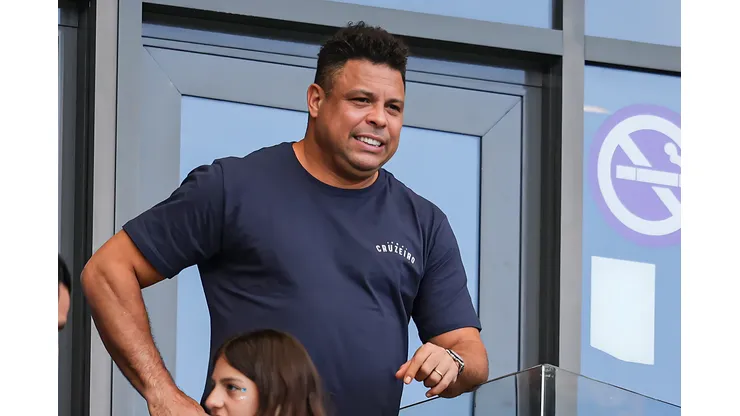 Ronaldo Nazário dono do Cruzeiro durante partida contra o Atlético-MG no estádio Mineirão pelo campeonato Mineiro 2024. Saída do mandatário virou pedido da torcida. Foto: Gilson Lobo/AGIF