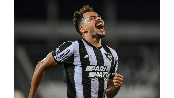 Eduardo jogador do Botafogo comemora seu gol durante partida contra o Universitario no estádio Engenhão pelo campeonato Copa Libertadores 2024. Meia foi o grande destaque da vitória. Foto: Thiago Ribeiro/AGIF