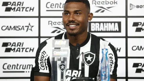 Foto: Vitor Silva/Botafogo – Cuiabano em entrevista coletiva de apresentação.