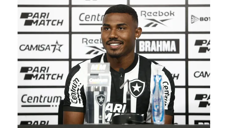 Foto: Vitor Silva/Botafogo - Cuiabano em entrevista coletiva de apresentação.