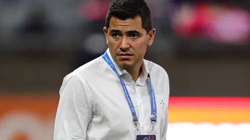 Pedro Martins durante partida contra o Athletico-PR no estádio Mineirão pelo Campeonato Brasileiro de 2023.