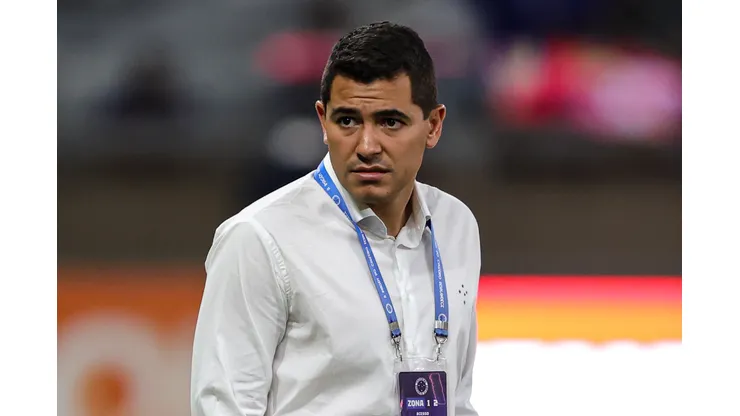 Pedro Martins durante partida contra o Athletico-PR no estádio Mineirão pelo Campeonato Brasileiro de 2023.