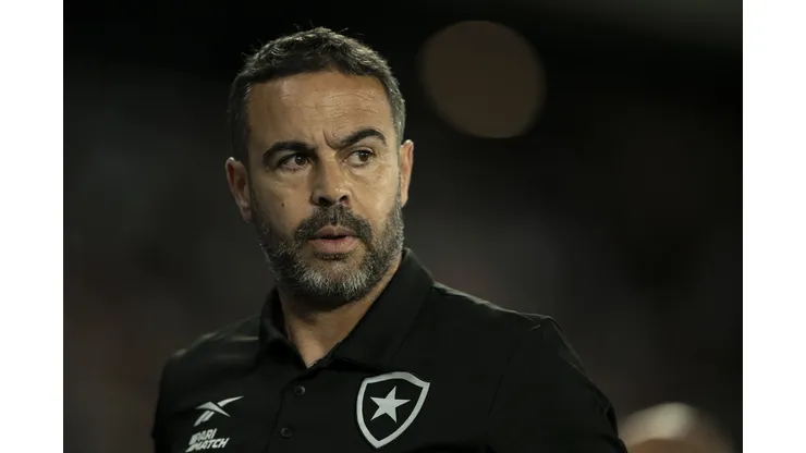 RJ - RIO DE JANEIRO - 24/04/2024 - COPA LIBERTADORES 2024, BOTAFOGO X UNIVERSITARIO - Artur Jorge tecnico do Botafogo durante partida contra o Universitario no estadio Engenhao pelo campeonato Copa Libertadores 2024. Foto: Jorge Rodrigues/AGIF