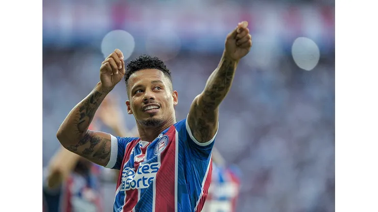 Rafael Ratao jogador do Bahia comemora seu gol com jogadores do seu time durante partida contra o Jequie no estadio Arena Fonte Nova pelo campeonato Baiano 2024. Foto: