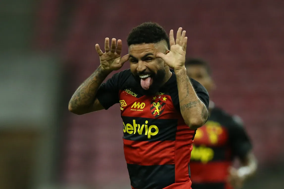 Romarinho comemora gol do Sport