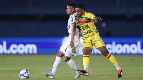 SC – ITAJAI – 23/04/2024 – BRASILEIRO B 2024, BRUSQUE X MIRASSOL – Dionisio jogador do Brusque disputa lance com Negueba jogador do Mirassol durante partida no estadio Hercilio Luz pelo campeonato Brasileiro B 2024. Foto: Beno Kuster Nunes/AGIF