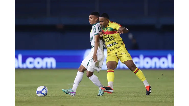 SC - ITAJAI - 23/04/2024 - BRASILEIRO B 2024, BRUSQUE X MIRASSOL - Dionisio jogador do Brusque disputa lance com Negueba jogador do Mirassol durante partida no estadio Hercilio Luz pelo campeonato Brasileiro B 2024. Foto: Beno Kuster Nunes/AGIF