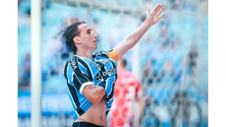 Pedro Geromel jogador do Gremio comemora seu gol durante partida contra o Guarany de Bage no estadio Arena do Gremio pelo campeonato Gaucho 2024. Zagueiro saiu de campo machucado na última partida. Foto: Maxi Franzoi/AGIF