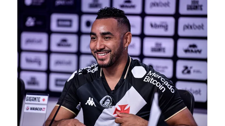Dimitri Payet fala aos jornalista durante sua apresentacao oficial como jogador do [EQUIPE] em coletiva de imprensa realizada no Sao Januario. Francês deve voltar na próxima partida. Foto: Thiago Ribeiro/AGIF