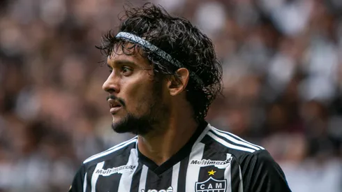Gustavo Scarpa jogador do Atletico-MG durante partida contra o Democrata no estadio Arena MRV pelo campeonato Mineiro 2024. Meia está brilhando no rival. Foto: Fernando Moreno/AGIF