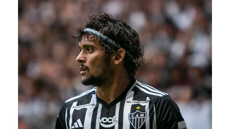 Gustavo Scarpa jogador do Atletico-MG durante partida contra o Democrata no estadio Arena MRV pelo campeonato Mineiro 2024. Meia está brilhando no rival. Foto: Fernando Moreno/AGIF