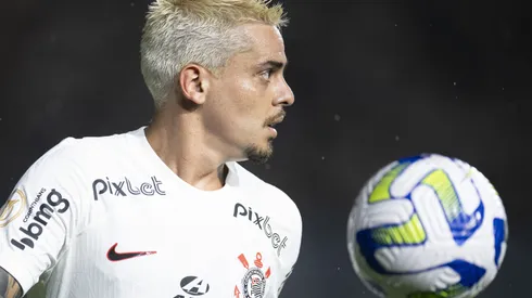 Fagner jogador do Corinthians durante partida contra o Vasco no estadio Sao Januario pelo campeonato Brasileiro A 2023. Lateral sofreu pressão dos torcedores. Foto: Jorge Rodrigues/AGIF