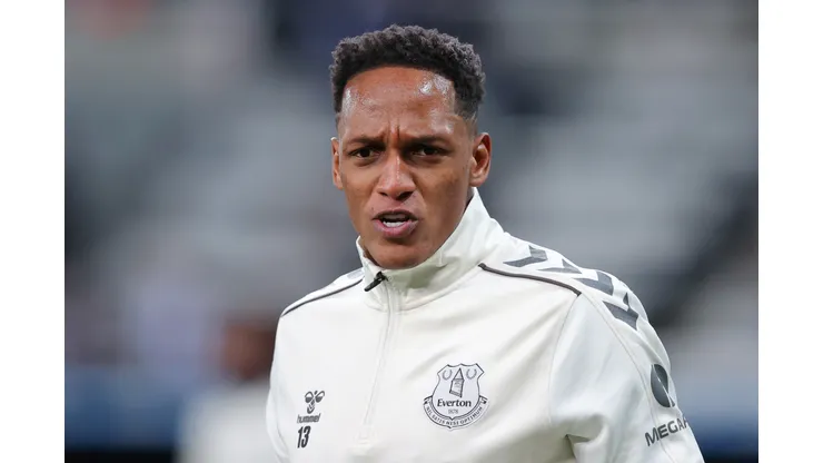 Yerry Mina of Everton warms up prior to the Premier League match between Newcastle United and Everton at St. James Park on February 08, 2022 in Newcastle upon Tyne, England. Zagueiro pode ser contratado. (Photo by Alex Livesey/Getty Images)