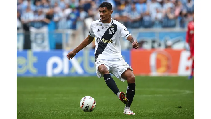 Thiago Oliveira jogador do Ponte Preta durante partida contra o Gremio no estadio Arena do Gremio pelo campeonato Brasileiro B 2022. Pedro H. Tesch/AGIF